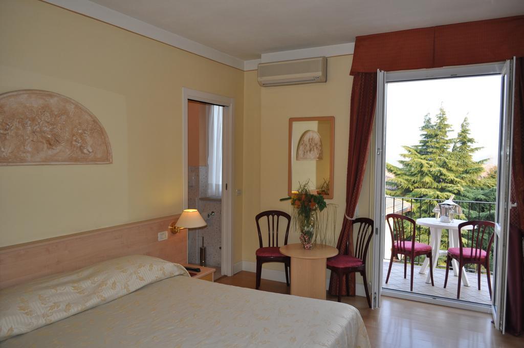 Hotel Alsazia Sirmione Room photo
